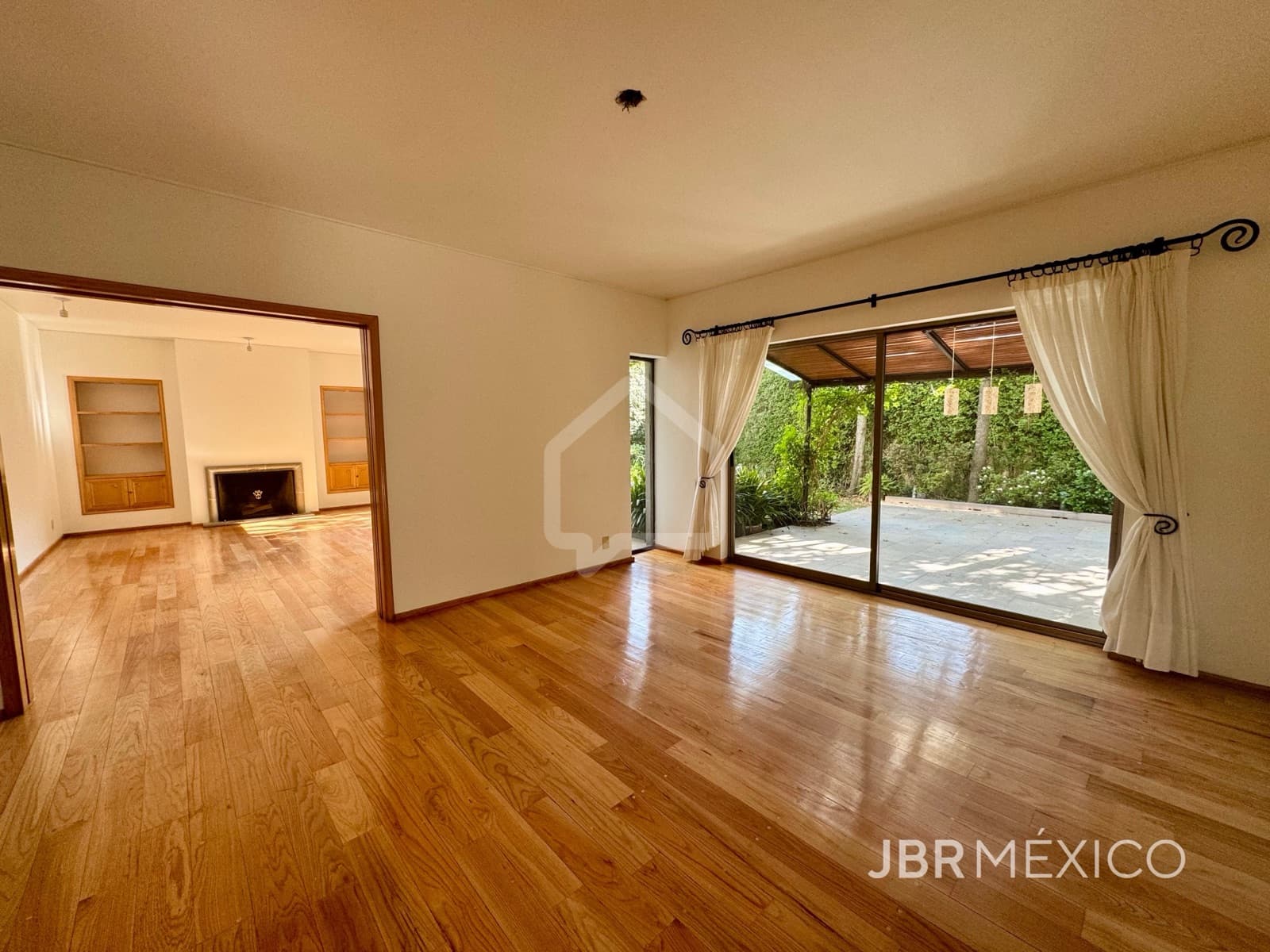 House in a gated community for sale and rent in Bosques de las Lomas