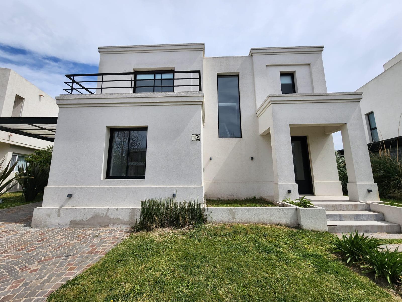 For Sale and Rent: House in Los Castaños, 5 rooms, with a pool, Nordelta, Tigre.
