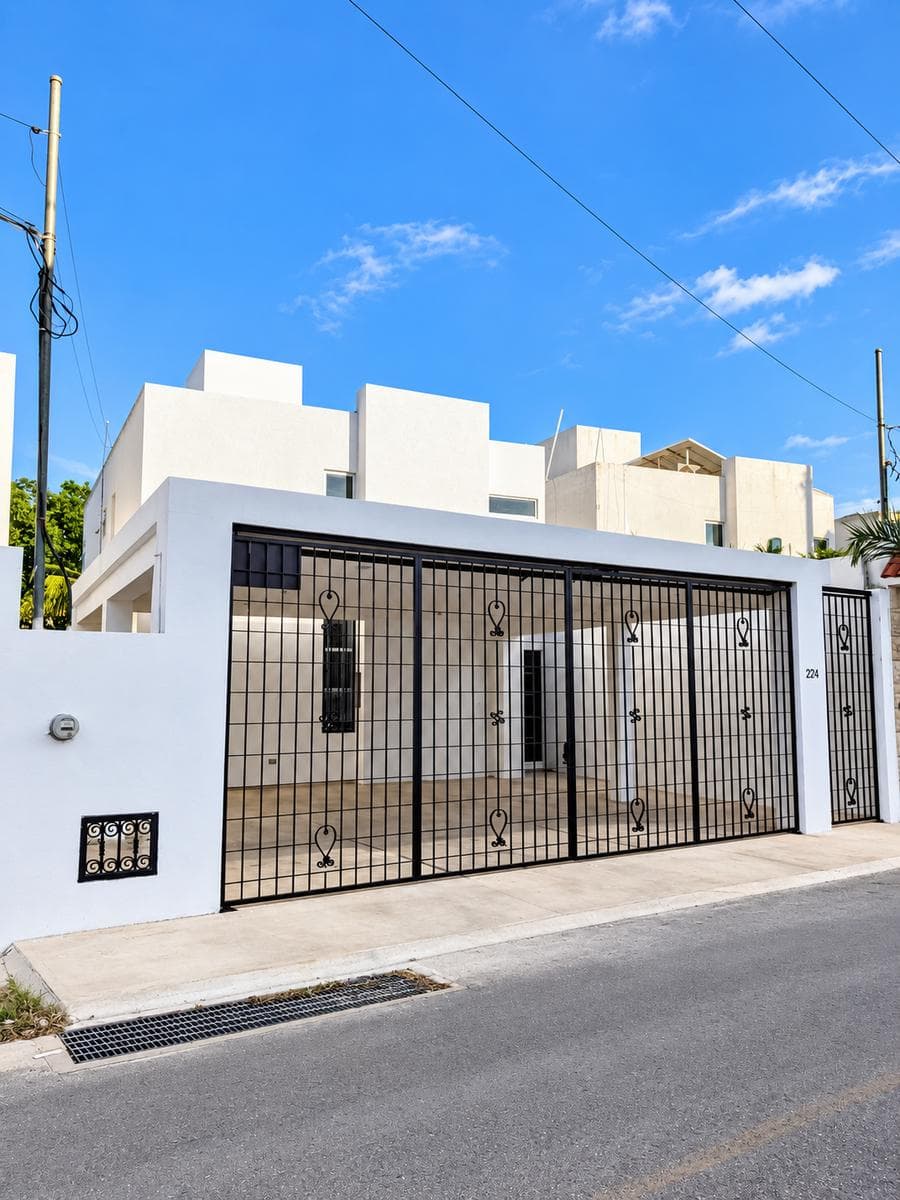 Casa con alberca cerca de Plaza Altabrisa