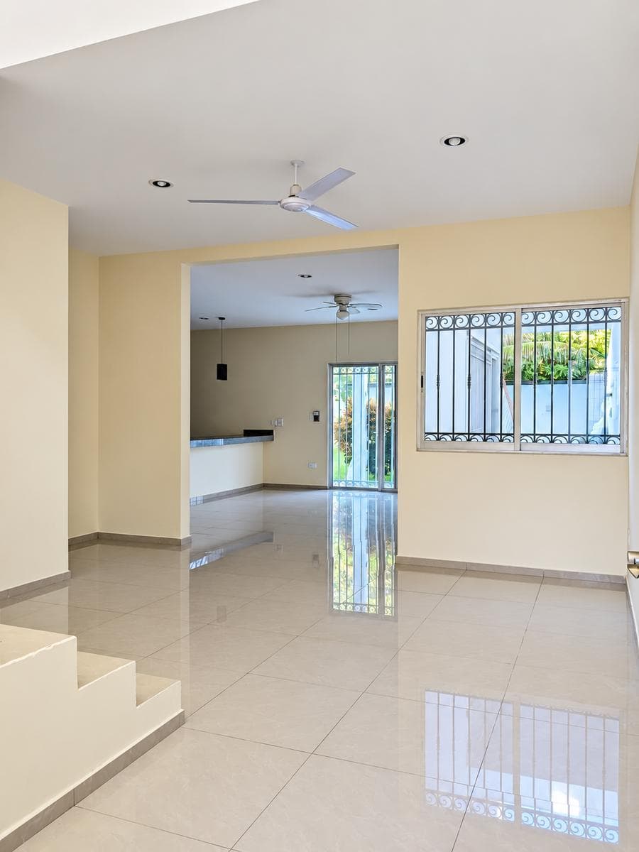 Casa con alberca cerca de Plaza Altabrisa