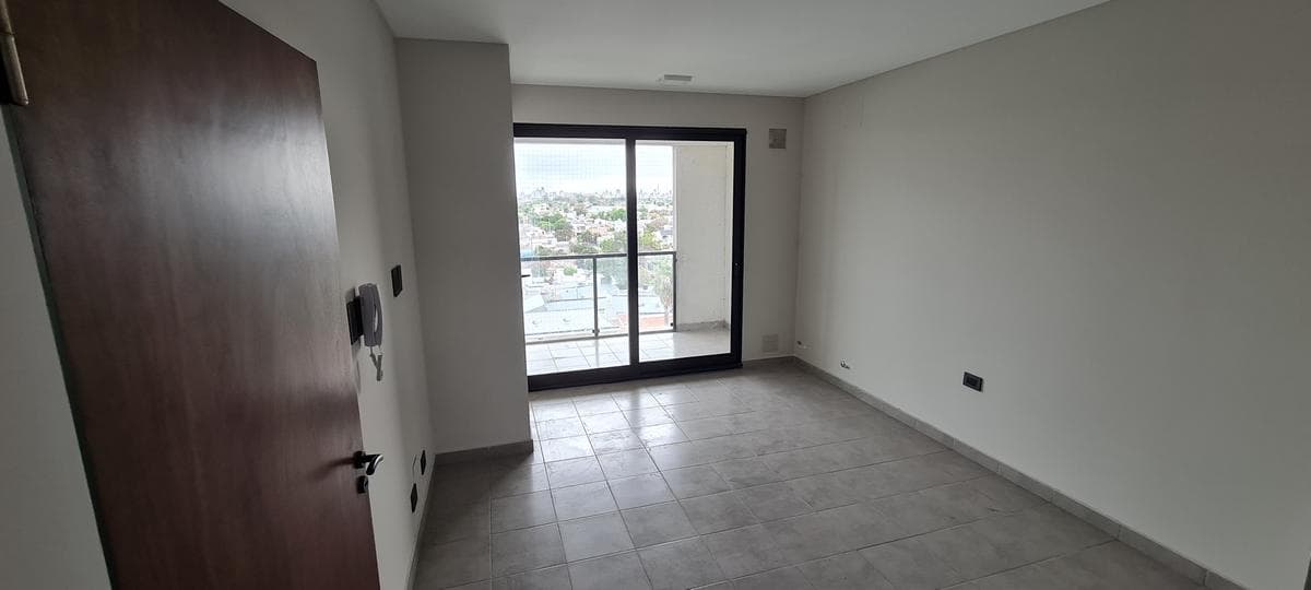 Semipiso 1 dormitorio en piso alto, 2 balcones, cocina indep., estar comedor y espacio home office