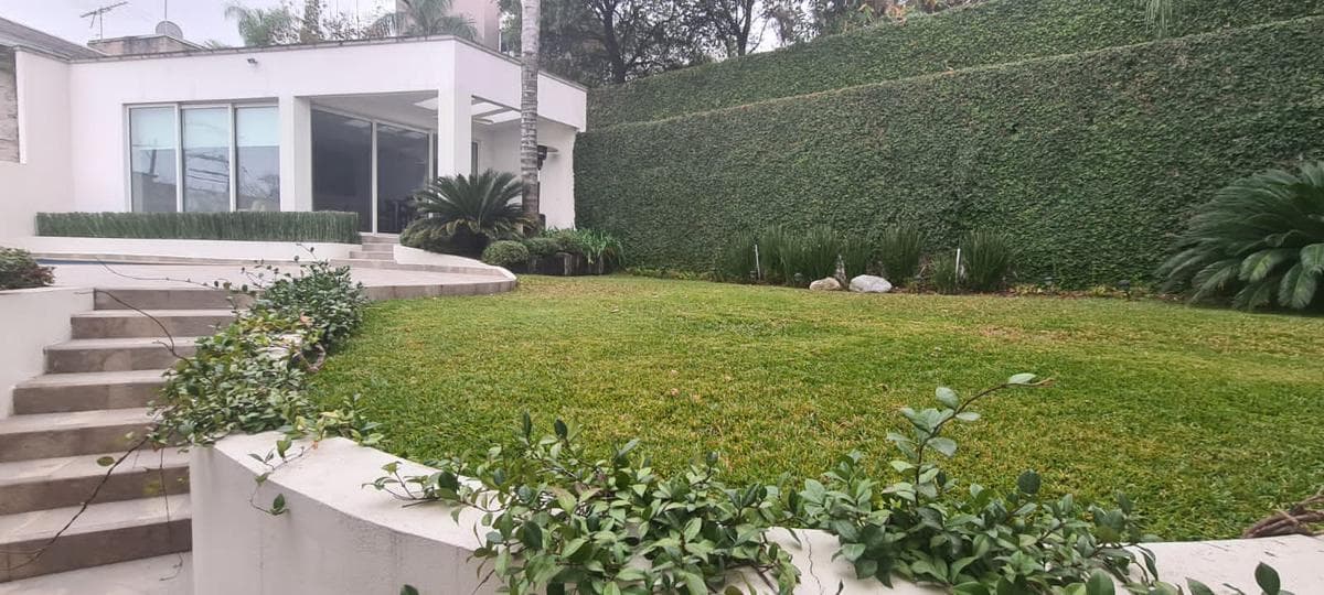COLONIAL-STYLE HOUSE FOR SALE IN LA SIERRA