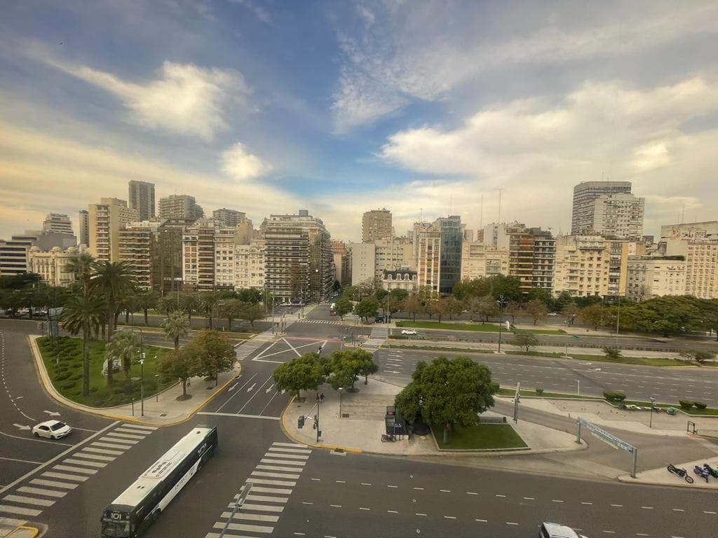 Large office located in a tower with excellent views of 9 de Julio Avenue in Retiro!