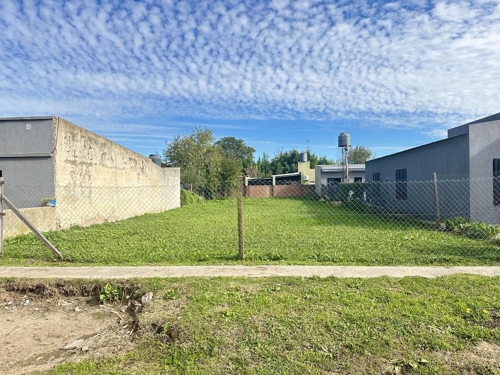 An unmissable opportunity that will get your heart racing! Don't let this plot of land for sale in the charming Las Castañas neighborhood slip away! Empalme Lobos