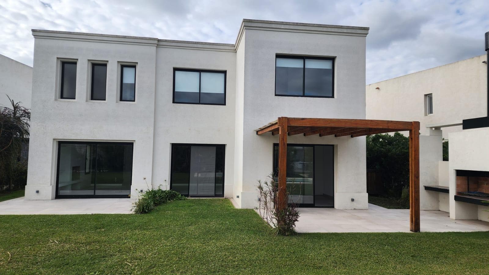 For Sale and Rent: House in Los Castaños, 5 rooms, with a pool, Nordelta, Tigre.