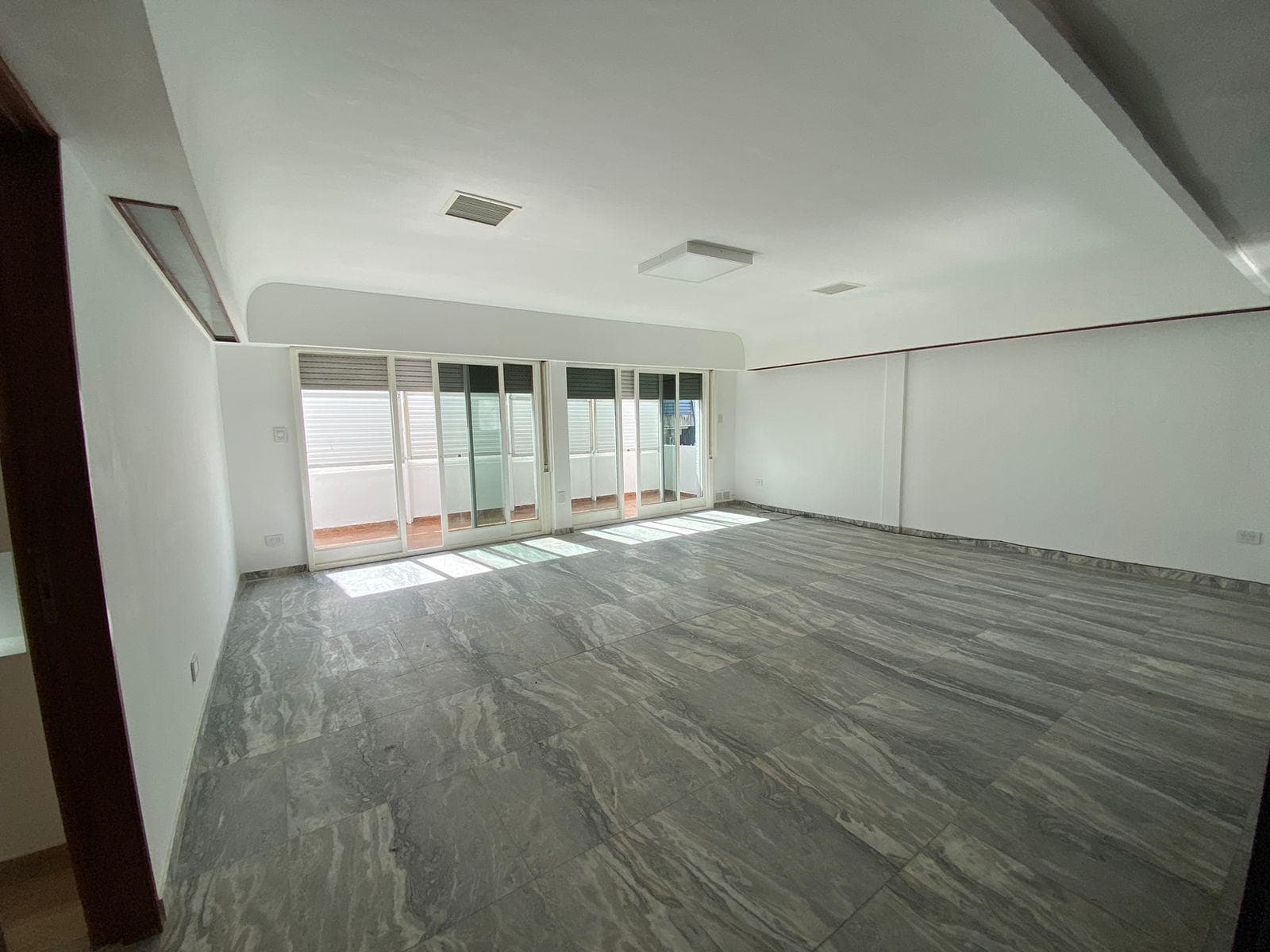 3-Bedroom Apartment for Rent: Exclusive Unit with Parking Space in Downtown Rosario