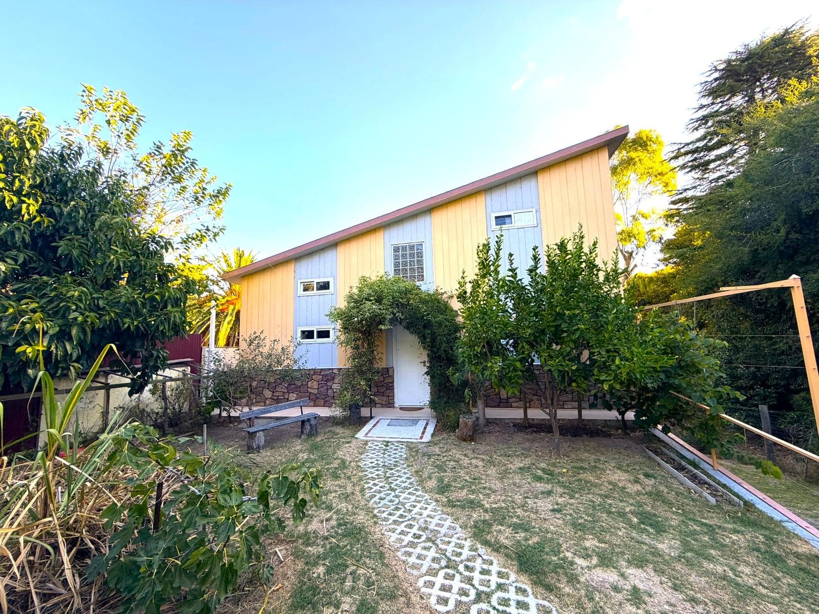 venta en Colonia del Sacramento |2 suites, jardín con frutales |Cerca Rambla y Plaza de Toros