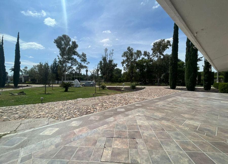 Casa en la Herradura con alberca, cancha de futbol y basquetbol