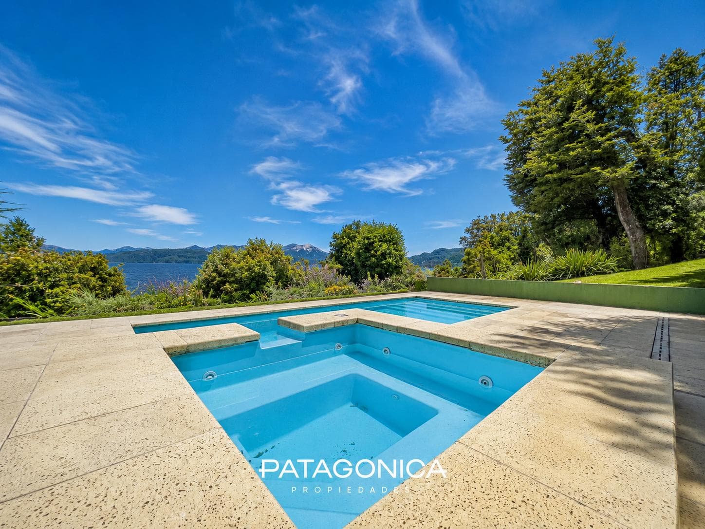 FOR SALE: 80-square-meter lakeside house on a 500-square-meter lot, Villa La Angostura