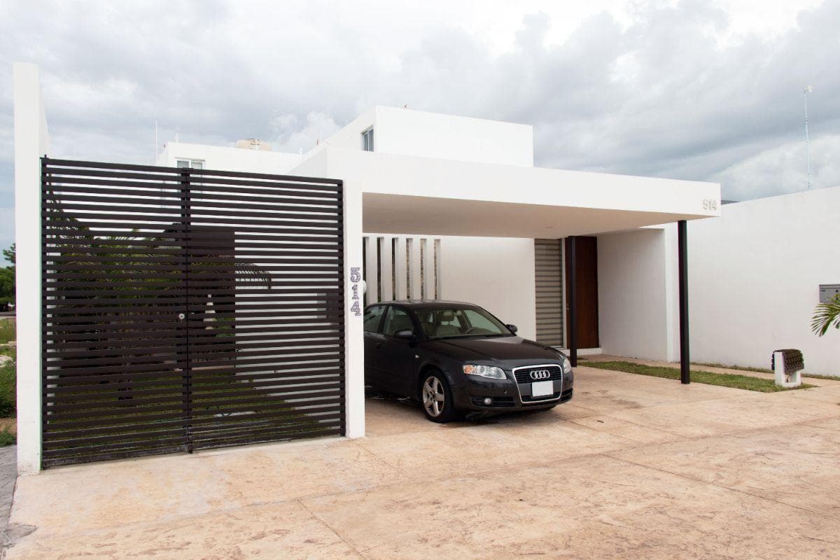 House with a large lot in the Dzitya gated community, complete with amenities