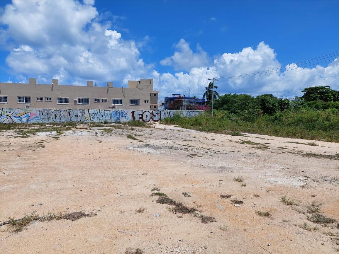 Lot for sale for mixed-use development in downtown Playa del Carmen.