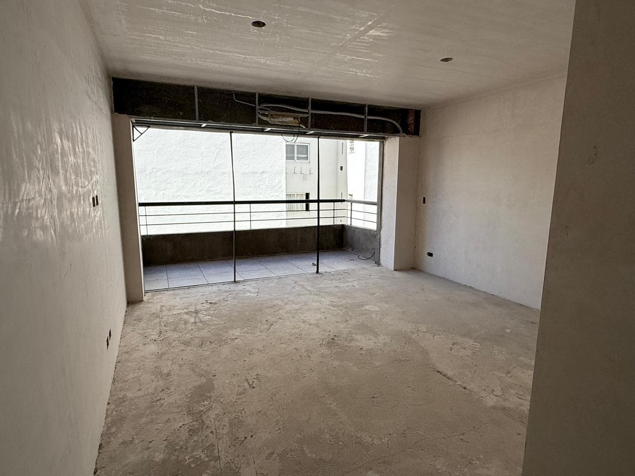 Apartment for sale: 2-room unit on the 8th floor facing the side of the building, with a spacious balcony! FINANCING AVAILABLE.