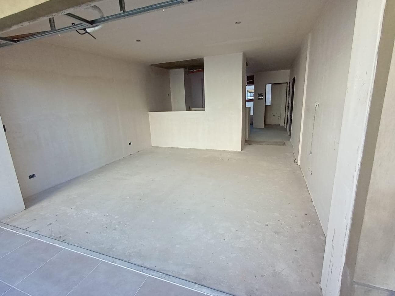 Apartment for sale: 2-room unit on the 8th floor facing the side of the building, with a spacious balcony! FINANCING AVAILABLE.