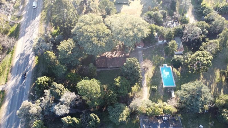 7,500 m² lot on Route 9. House in need of renovation. Funes.