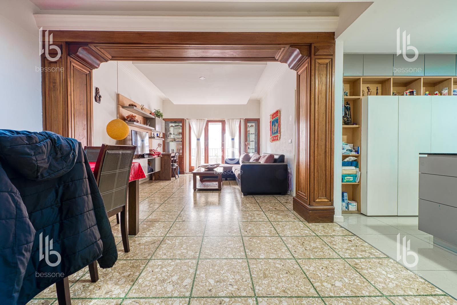 3-Room Refurbished Apartment in Plaza Colón with Outdoor Balcony