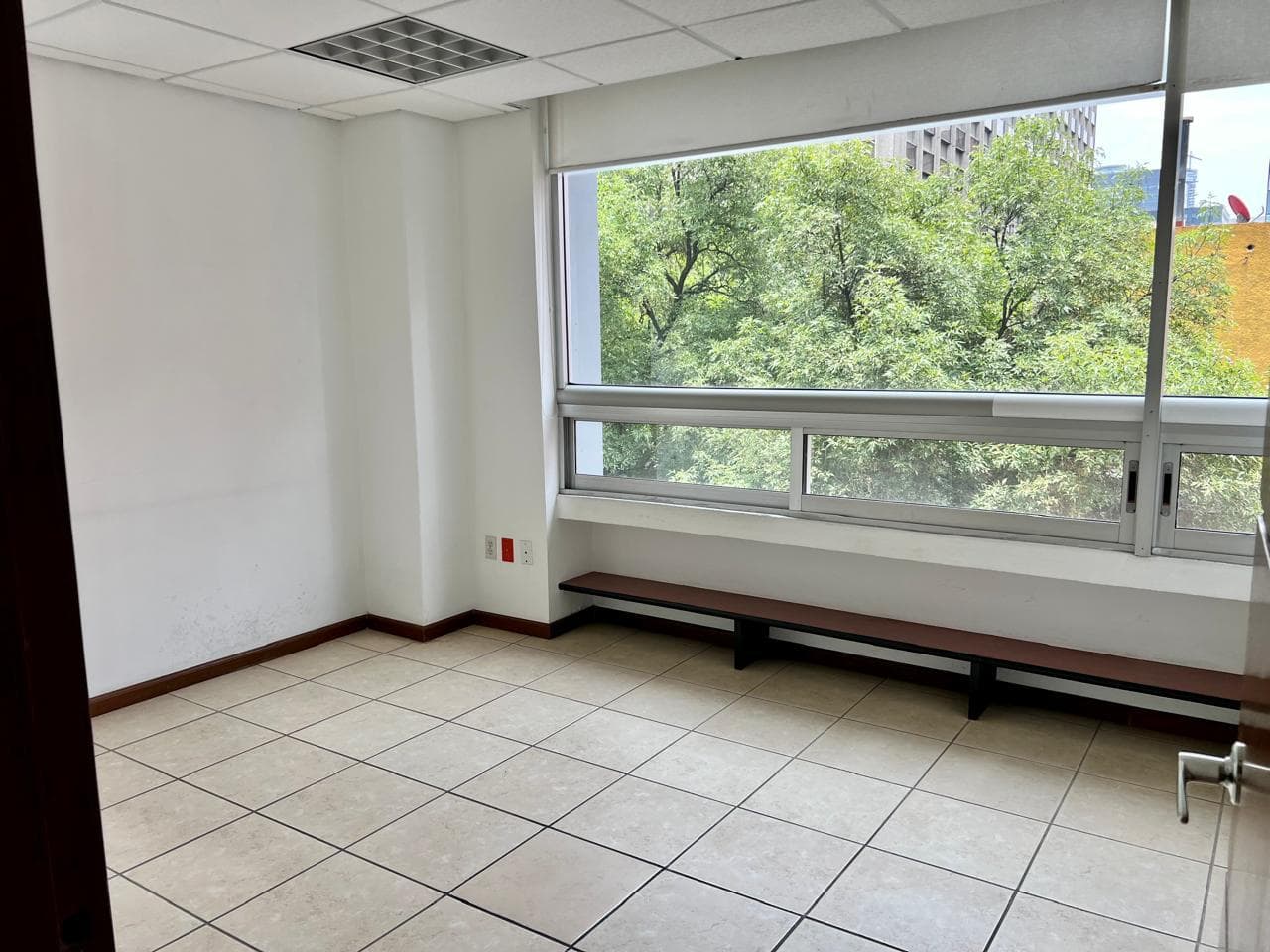 Office for rent in the Juárez neighborhood, 185 meters from Reforma, one block away