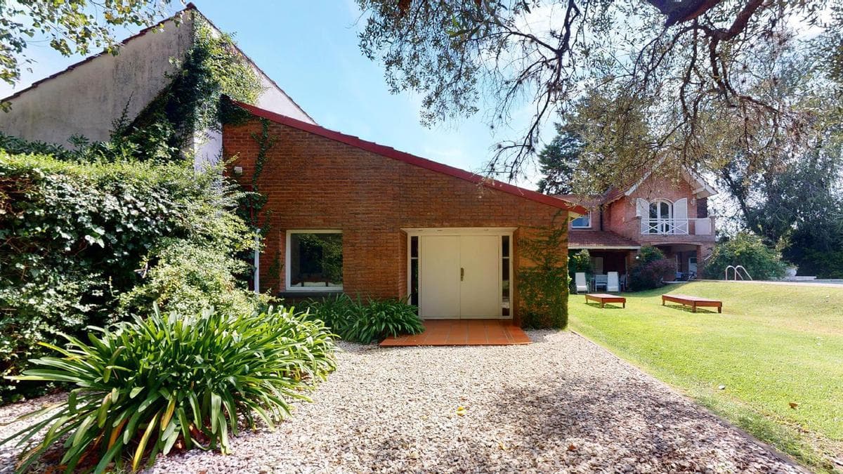 House for sale in Gonnet: 485 between 20th and 21st. Lot size: 30 x 60. 370 m² of floor space. Excellent condition. Pool