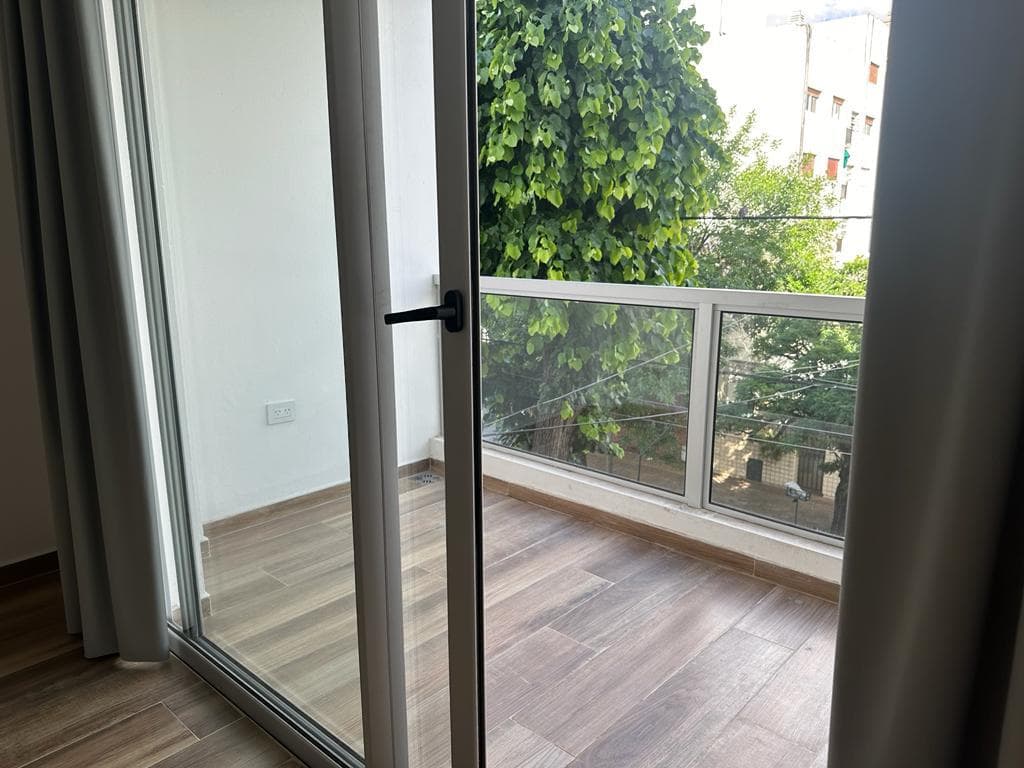 Studio apartment for rent, at the corner of 40th and 18th. It has a balcony, underfloor heating, and air conditioning. Excellent condition.