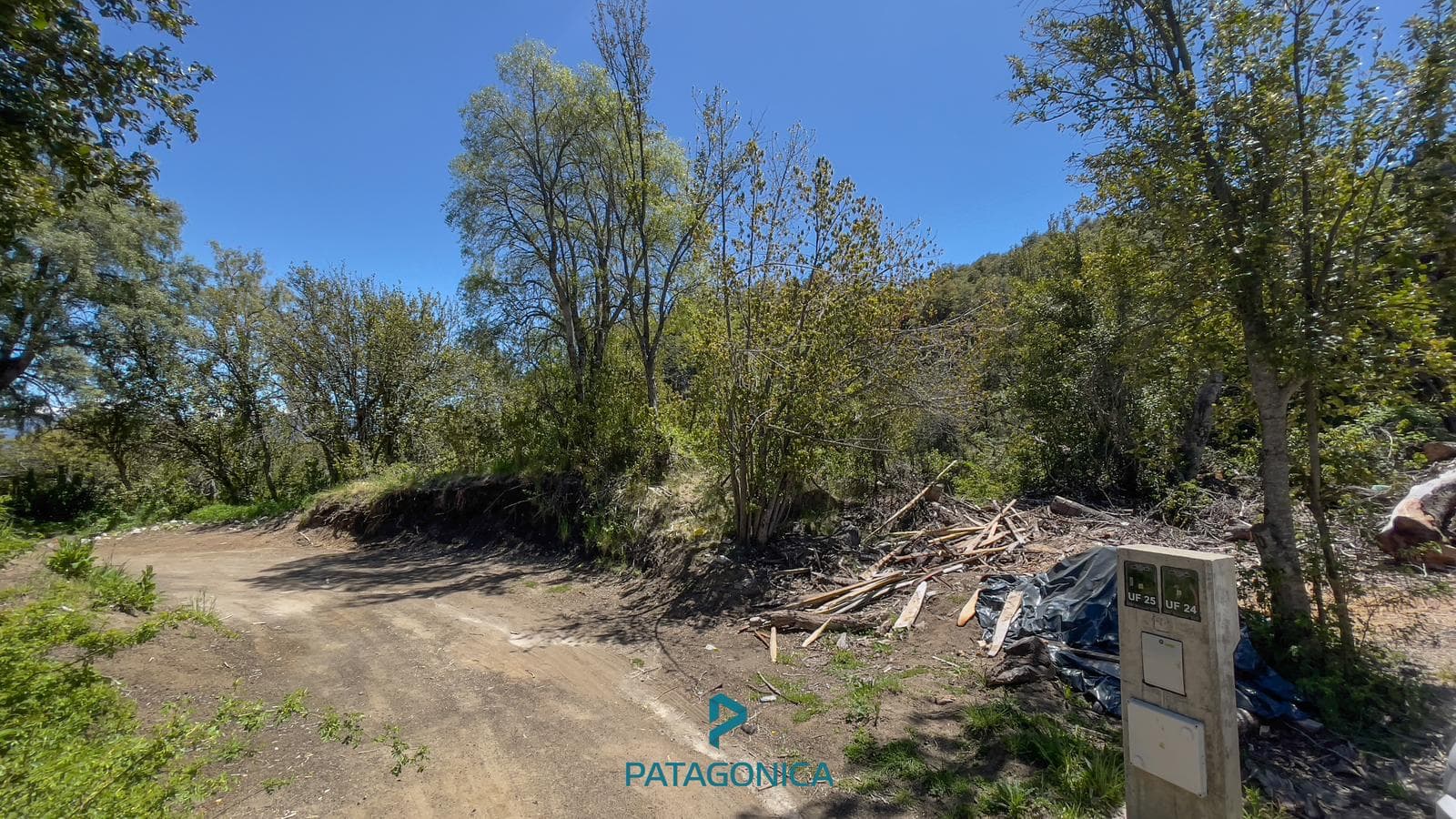 FOR SALE—1,000-square-meter lot on the Cumelen hillside with utilities at the property line, UF25 zoning.