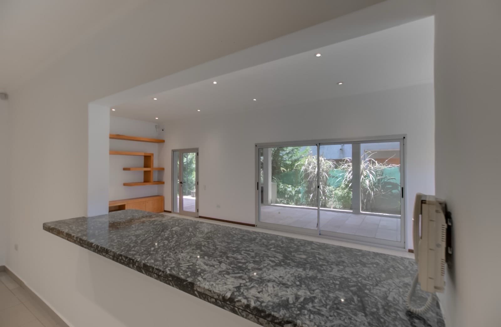 House for sale in the Don Carlos neighborhood: 132 bis and 508. 3 bedrooms, parking spaces, barbecue, garden, and pool.