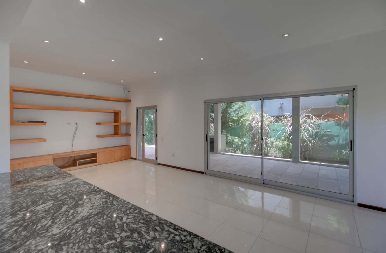 House for sale in the Don Carlos neighborhood: 132 bis and 508. 3 bedrooms, parking spaces, barbecue, garden, and pool.