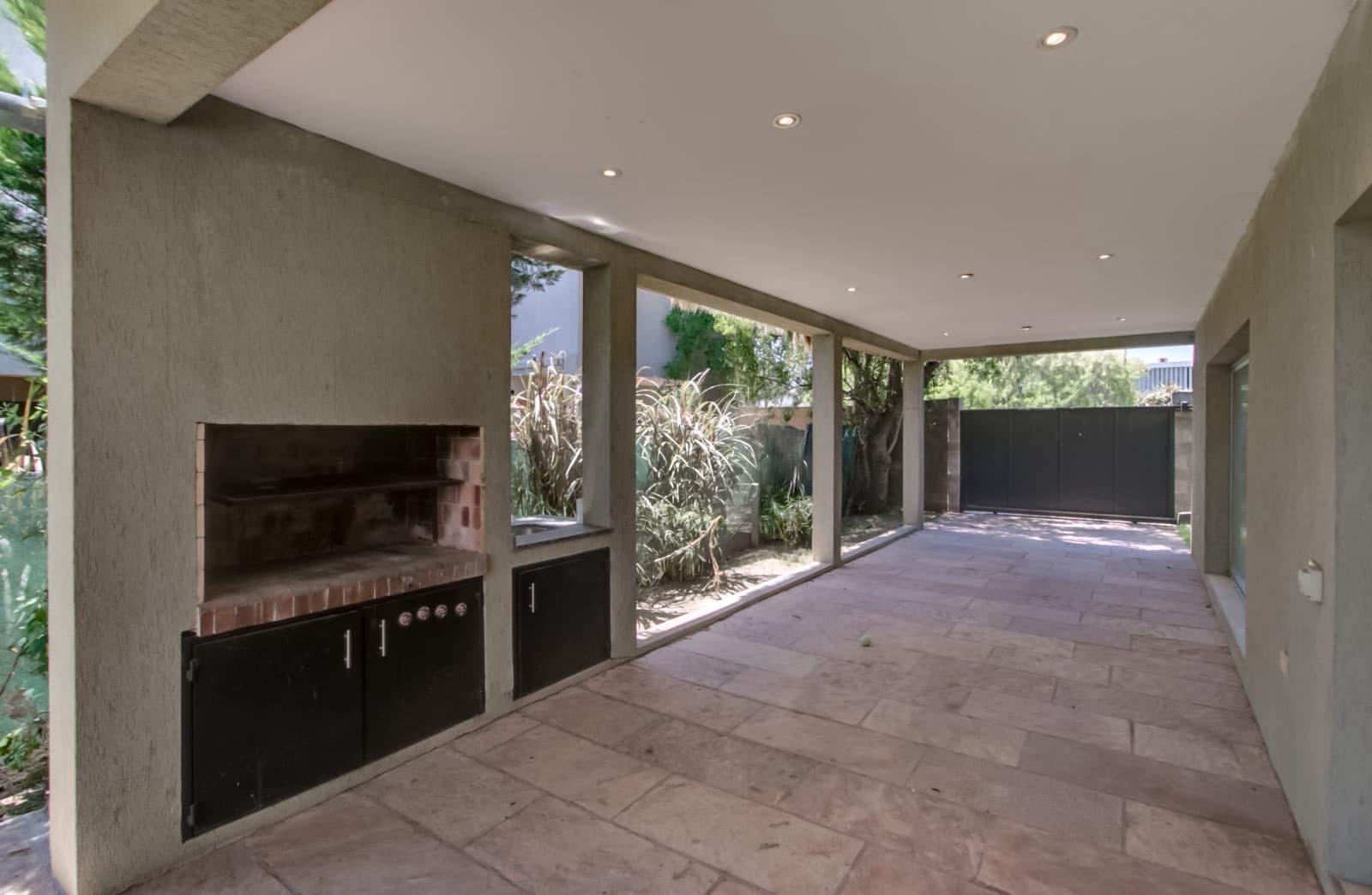 House for sale in the Don Carlos neighborhood: 132 bis and 508. 3 bedrooms, parking spaces, barbecue, garden, and pool.
