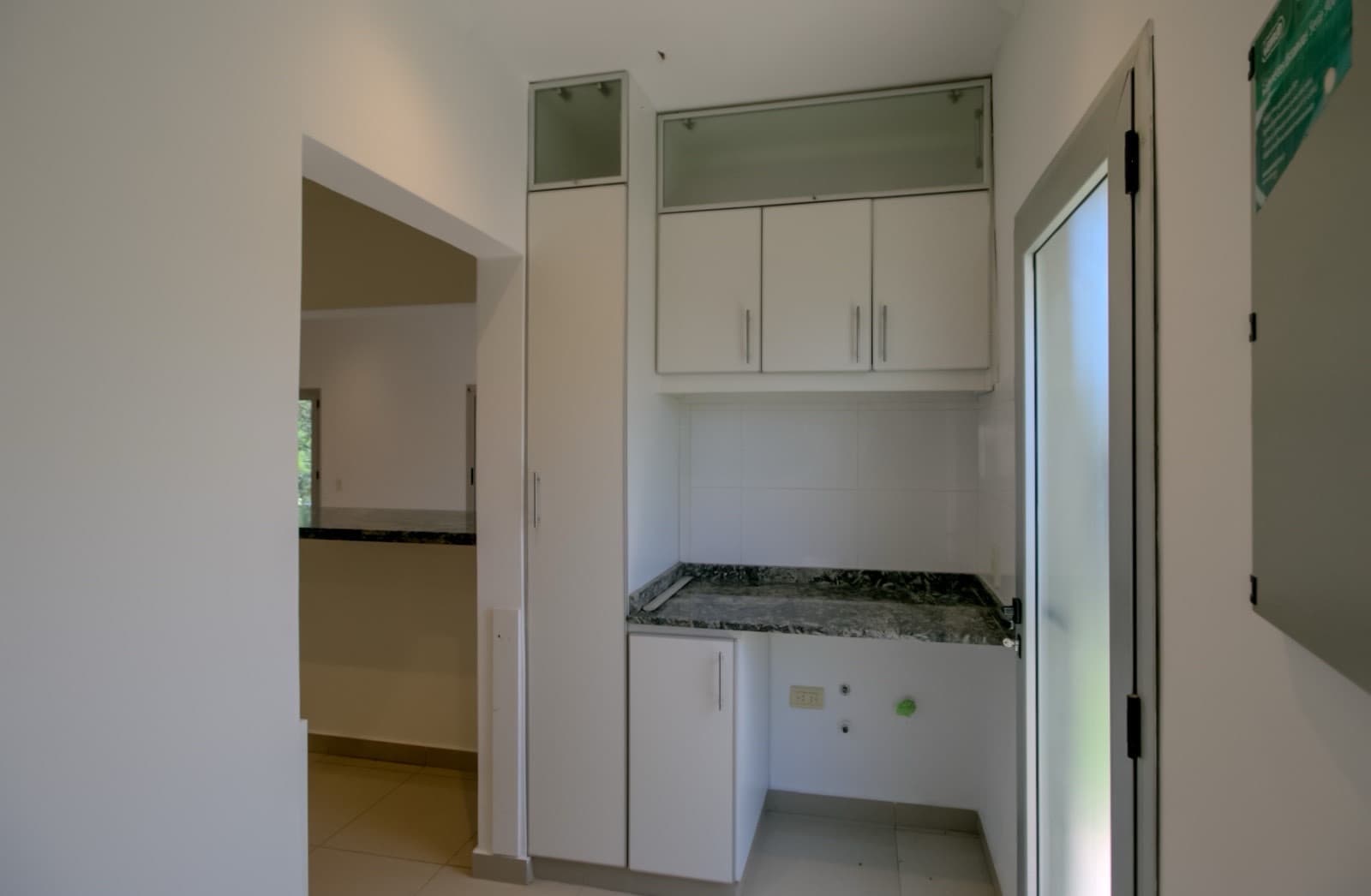 House for sale in the Don Carlos neighborhood: 132 bis and 508. 3 bedrooms, parking spaces, barbecue, garden, and pool.
