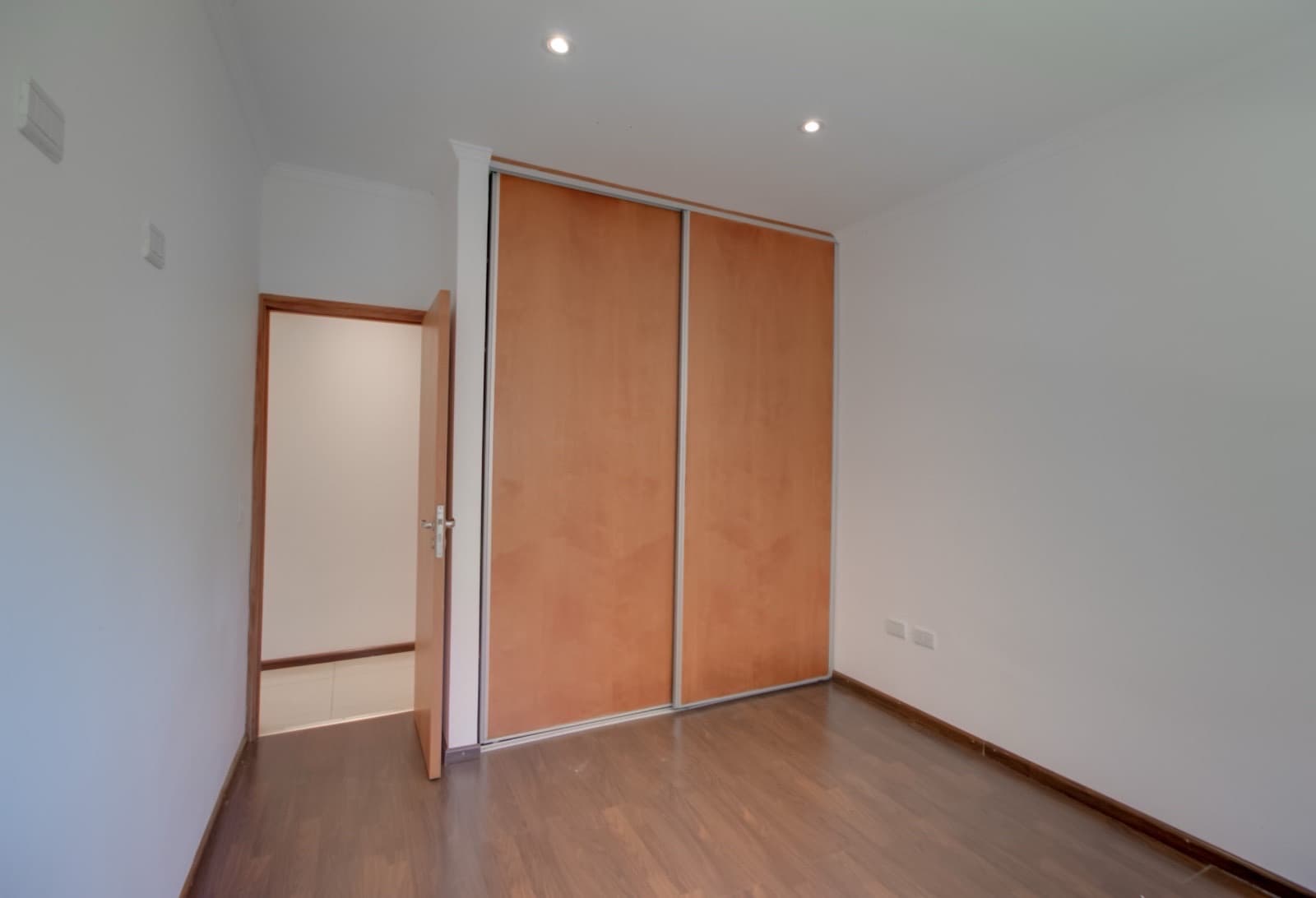 House for sale in the Don Carlos neighborhood: 132 bis and 508. 3 bedrooms, parking spaces, barbecue, garden, and pool.