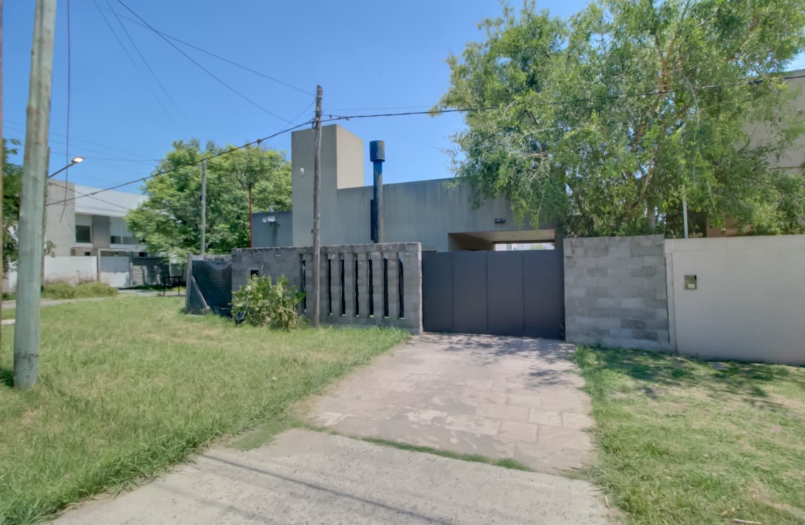 House for sale in the Don Carlos neighborhood: 132 bis and 508. 3 bedrooms, parking spaces, barbecue, garden, and pool.