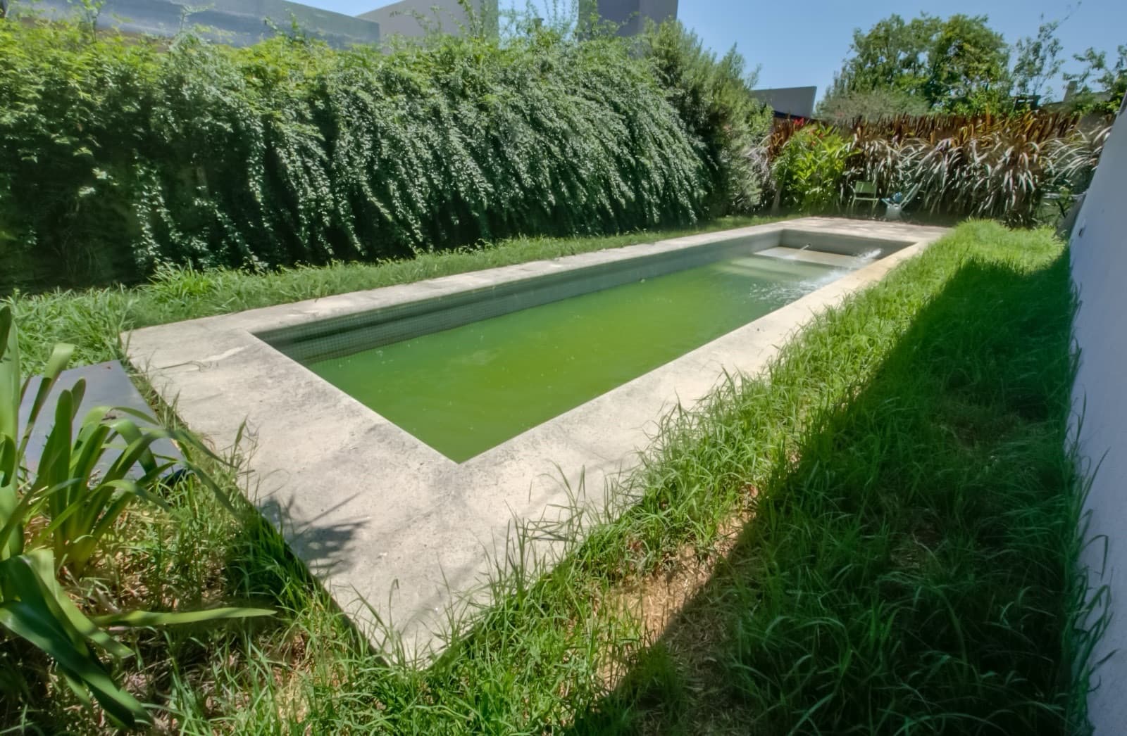 House for sale in the Don Carlos neighborhood: 132 bis and 508. 3 bedrooms, parking spaces, barbecue, garden, and pool.