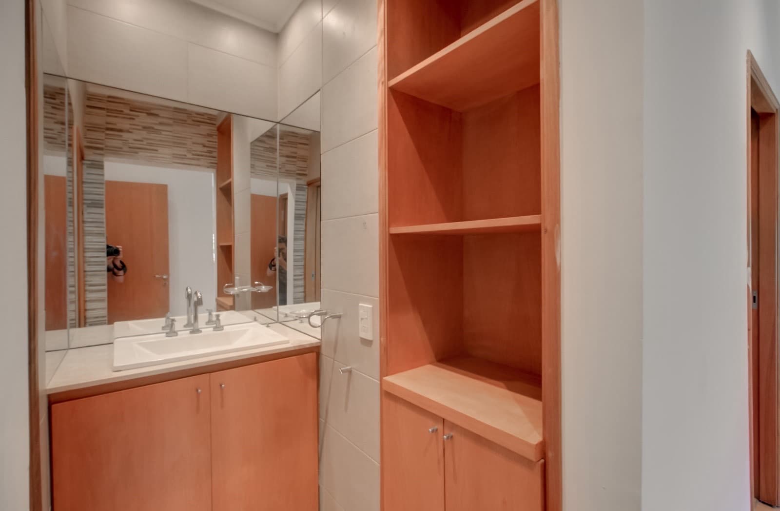 House for sale in the Don Carlos neighborhood: 132 bis and 508. 3 bedrooms, parking spaces, barbecue, garden, and pool.