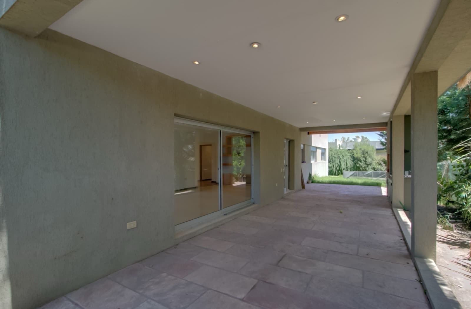 House for sale in the Don Carlos neighborhood: 132 bis and 508. 3 bedrooms, parking spaces, barbecue, garden, and pool.