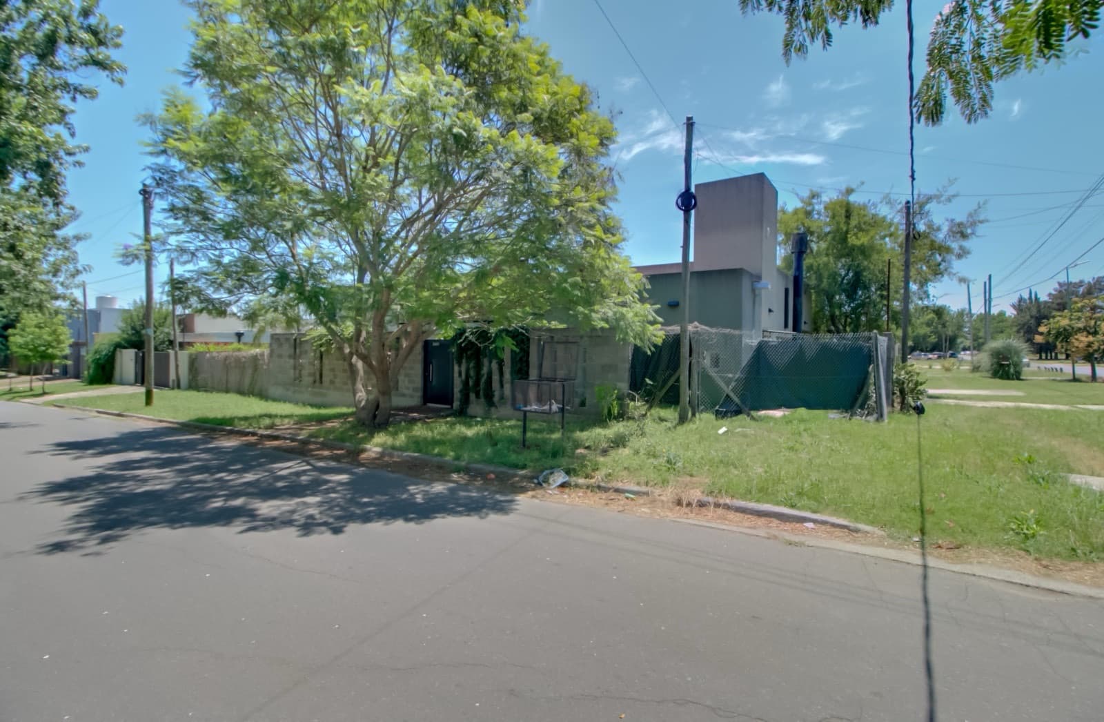 House for sale in the Don Carlos neighborhood: 132 bis and 508. 3 bedrooms, parking spaces, barbecue, garden, and pool.