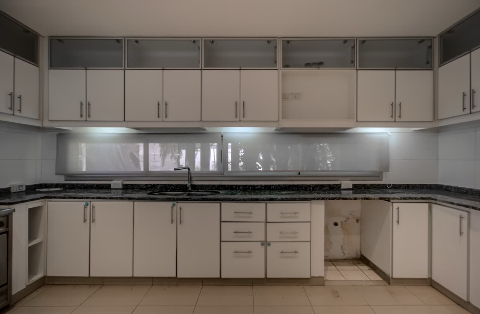 House for sale in the Don Carlos neighborhood: 132 bis and 508. 3 bedrooms, parking spaces, barbecue, garden, and pool.