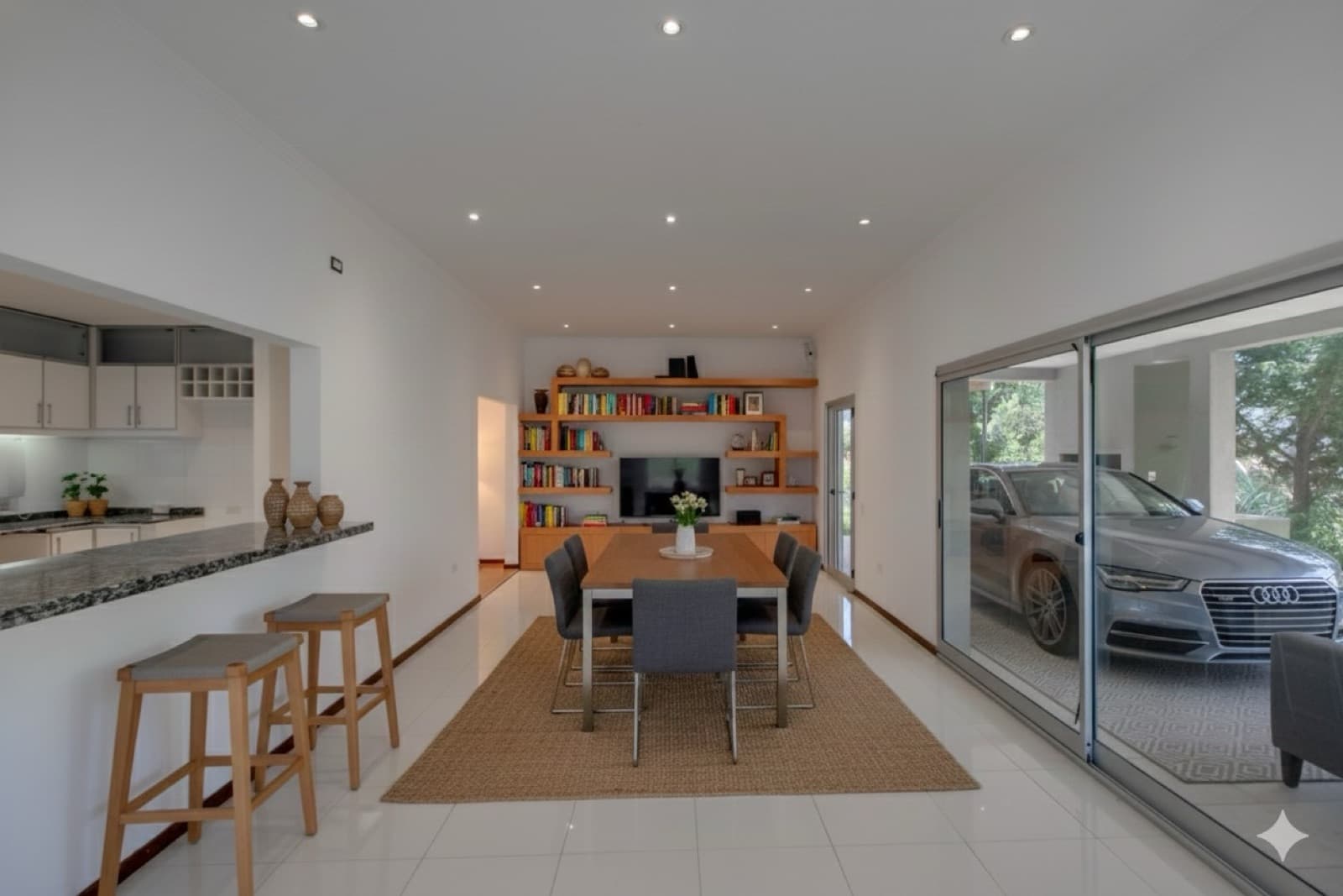 House for sale in the Don Carlos neighborhood: 132 bis and 508. 3 bedrooms, parking spaces, barbecue, garden, and pool.