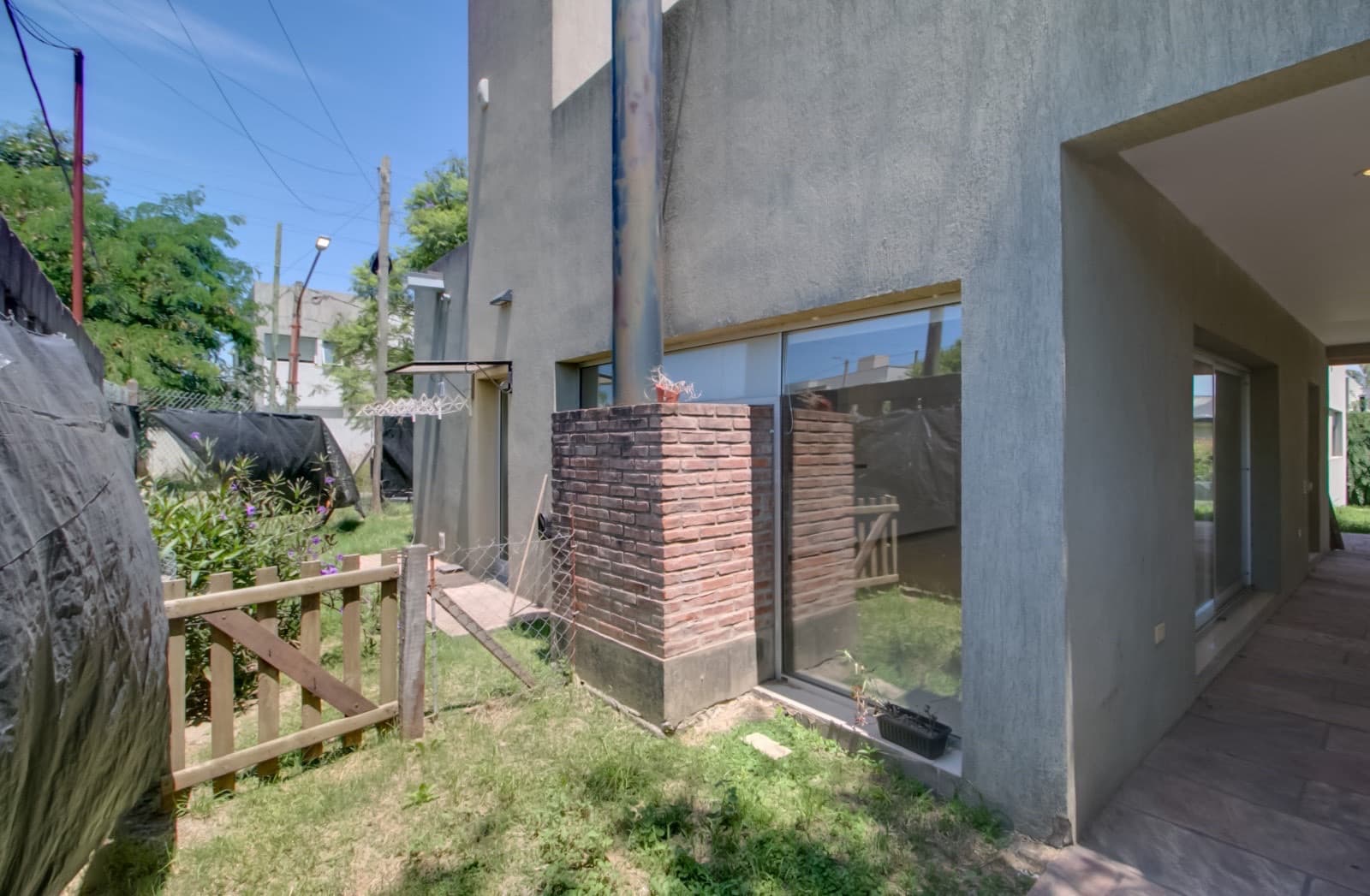 House for sale in the Don Carlos neighborhood: 132 bis and 508. 3 bedrooms, parking spaces, barbecue, garden, and pool.