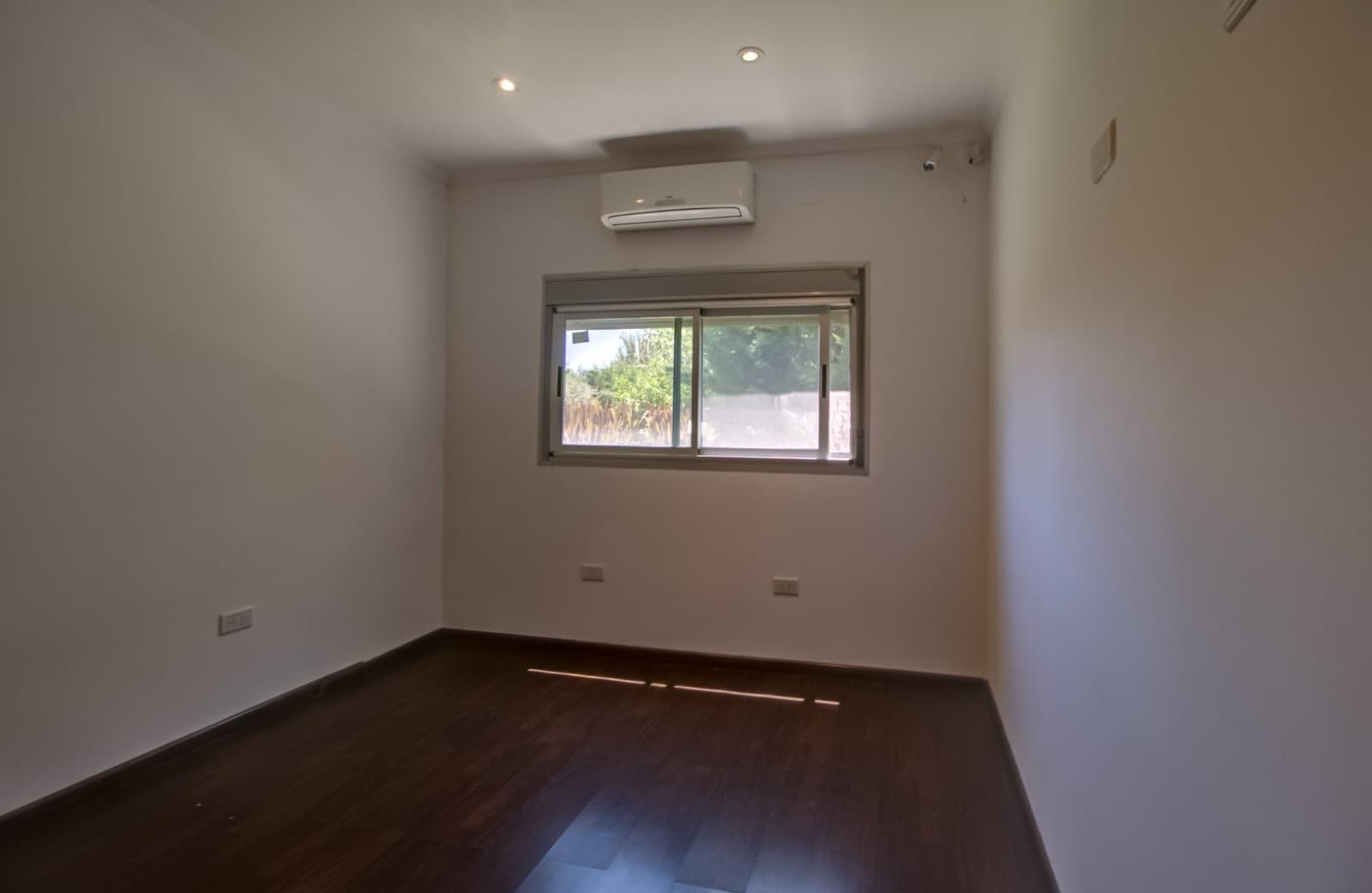 House for sale in the Don Carlos neighborhood: 132 bis and 508. 3 bedrooms, parking spaces, barbecue, garden, and pool.