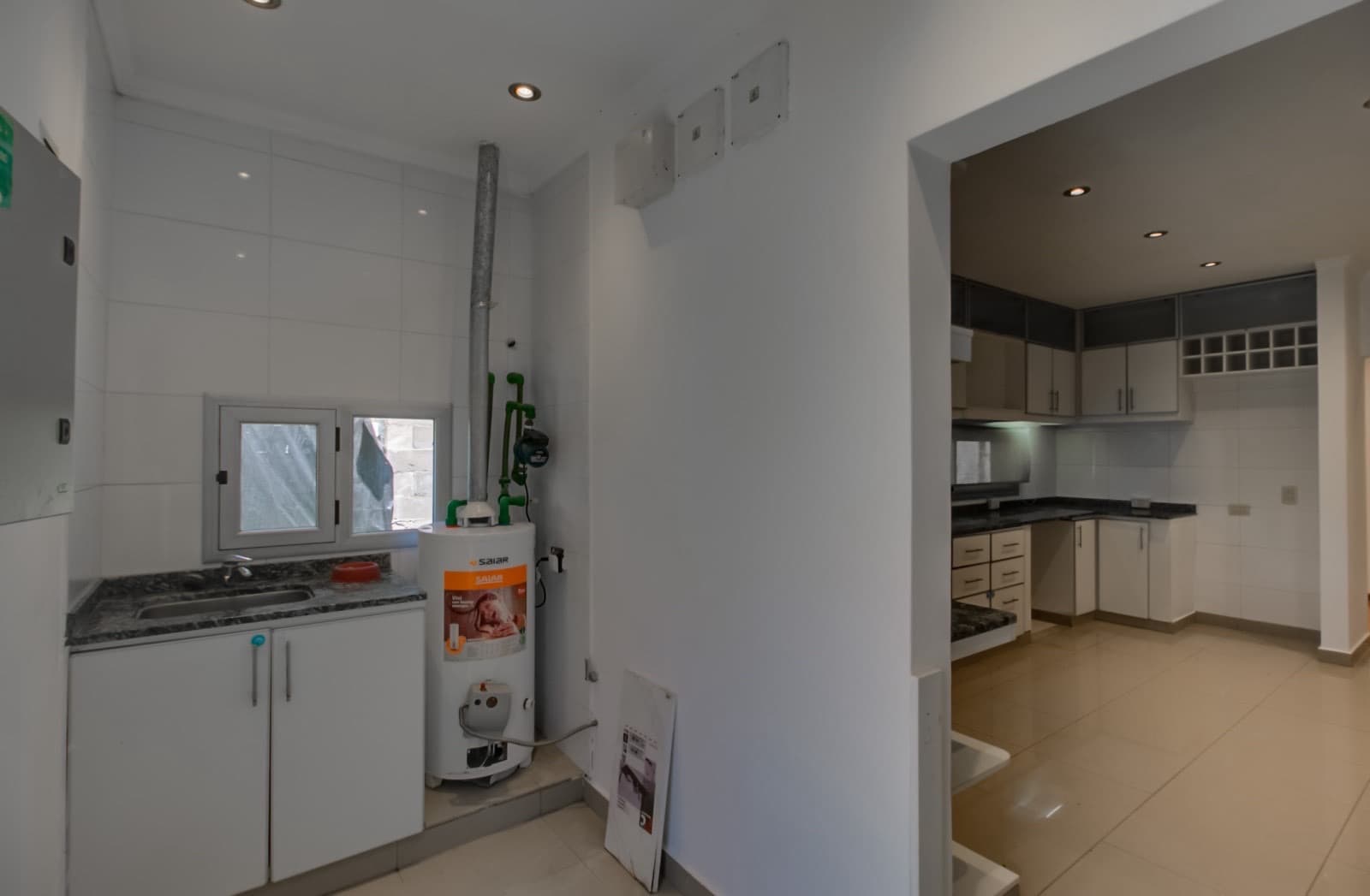 House for sale in the Don Carlos neighborhood: 132 bis and 508. 3 bedrooms, parking spaces, barbecue, garden, and pool.