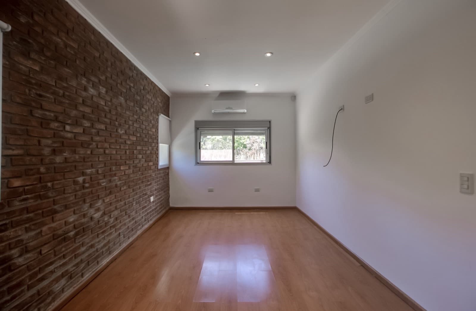 House for sale in the Don Carlos neighborhood: 132 bis and 508. 3 bedrooms, parking spaces, barbecue, garden, and pool.
