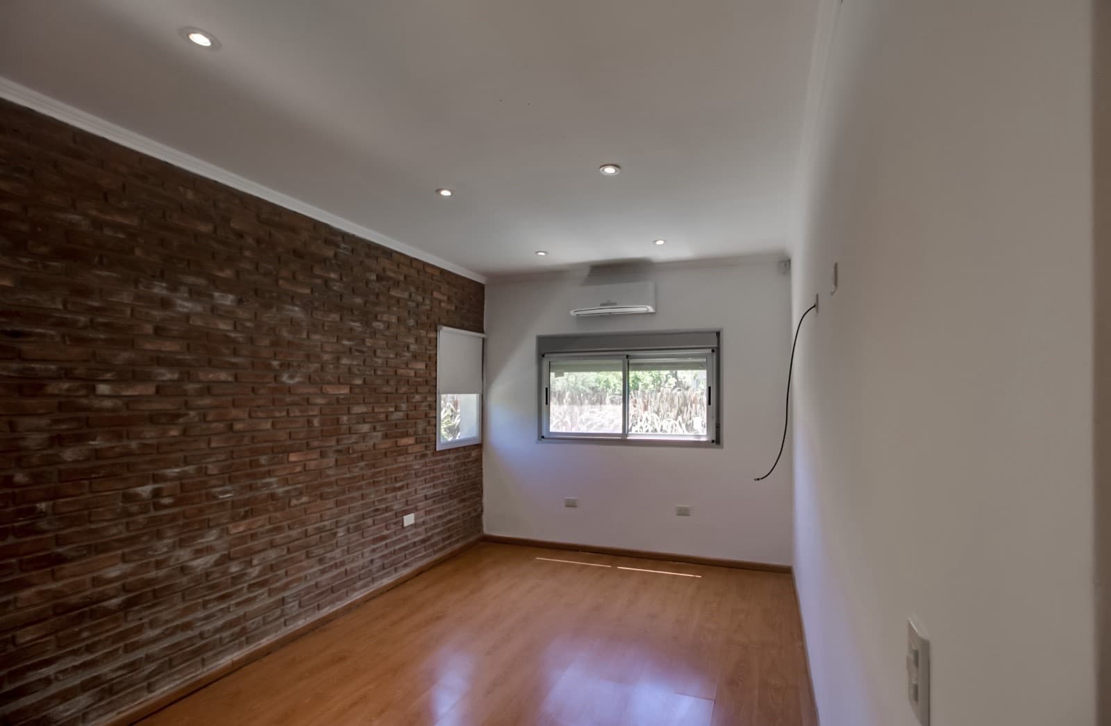 House for sale in the Don Carlos neighborhood: 132 bis and 508. 3 bedrooms, parking spaces, barbecue, garden, and pool.