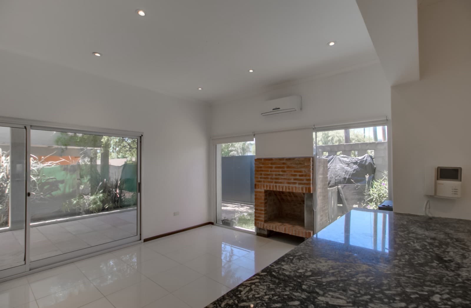 House for sale in the Don Carlos neighborhood: 132 bis and 508. 3 bedrooms, parking spaces, barbecue, garden, and pool.