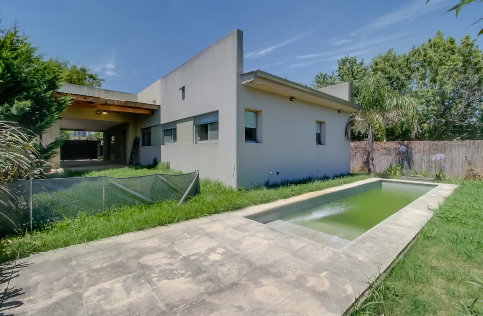 House for sale in the Don Carlos neighborhood: 132 bis and 508. 3 bedrooms, parking spaces, barbecue, garden, and pool.
