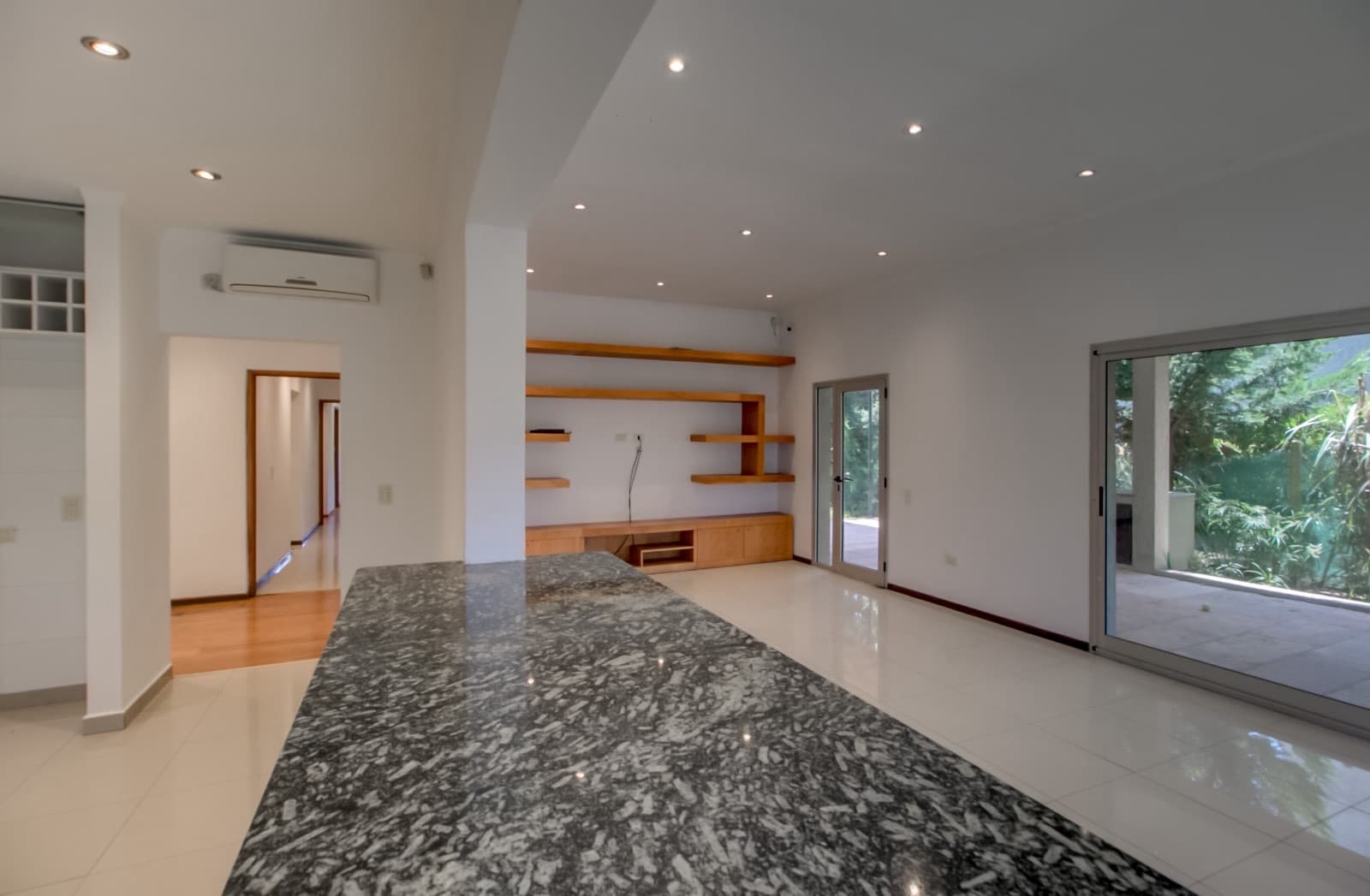 House for sale in the Don Carlos neighborhood: 132 bis and 508. 3 bedrooms, parking spaces, barbecue, garden, and pool.