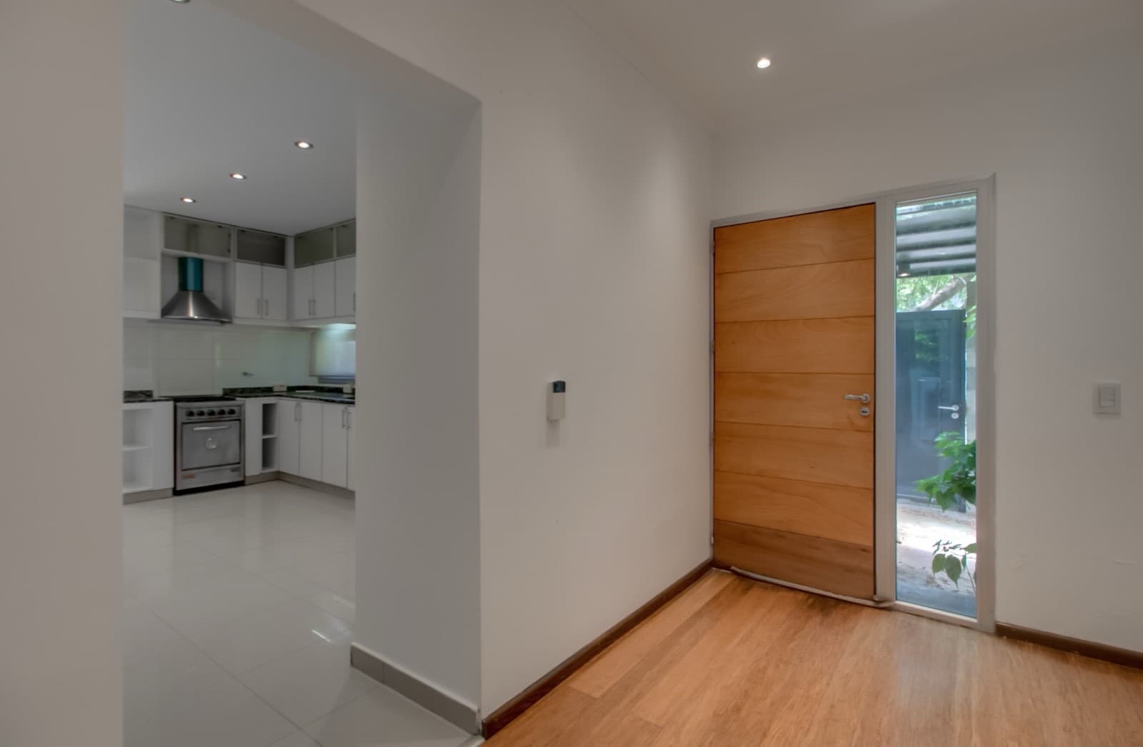 House for sale in the Don Carlos neighborhood: 132 bis and 508. 3 bedrooms, parking spaces, barbecue, garden, and pool.