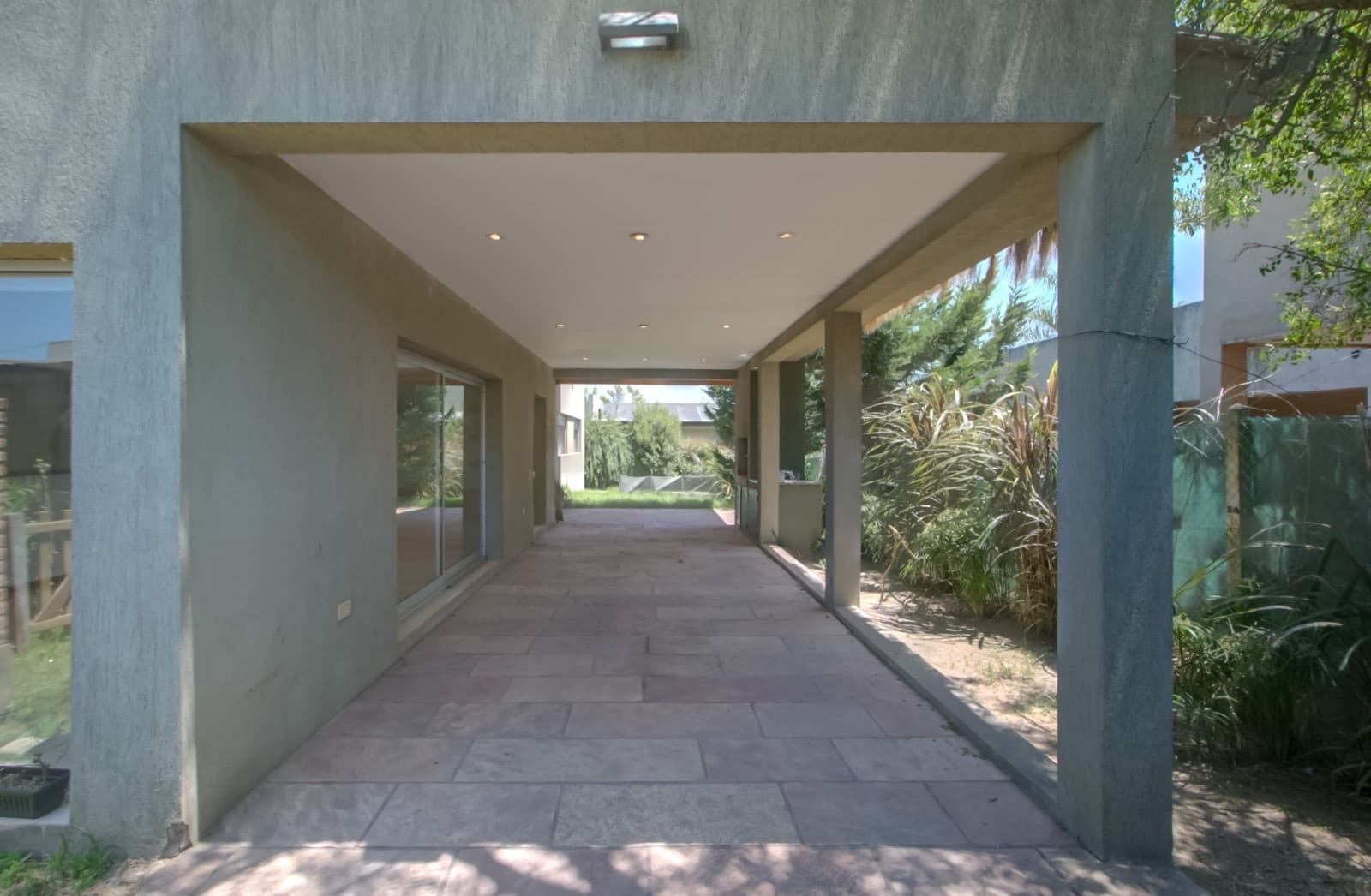 House for sale in the Don Carlos neighborhood: 132 bis and 508. 3 bedrooms, parking spaces, barbecue, garden, and pool.