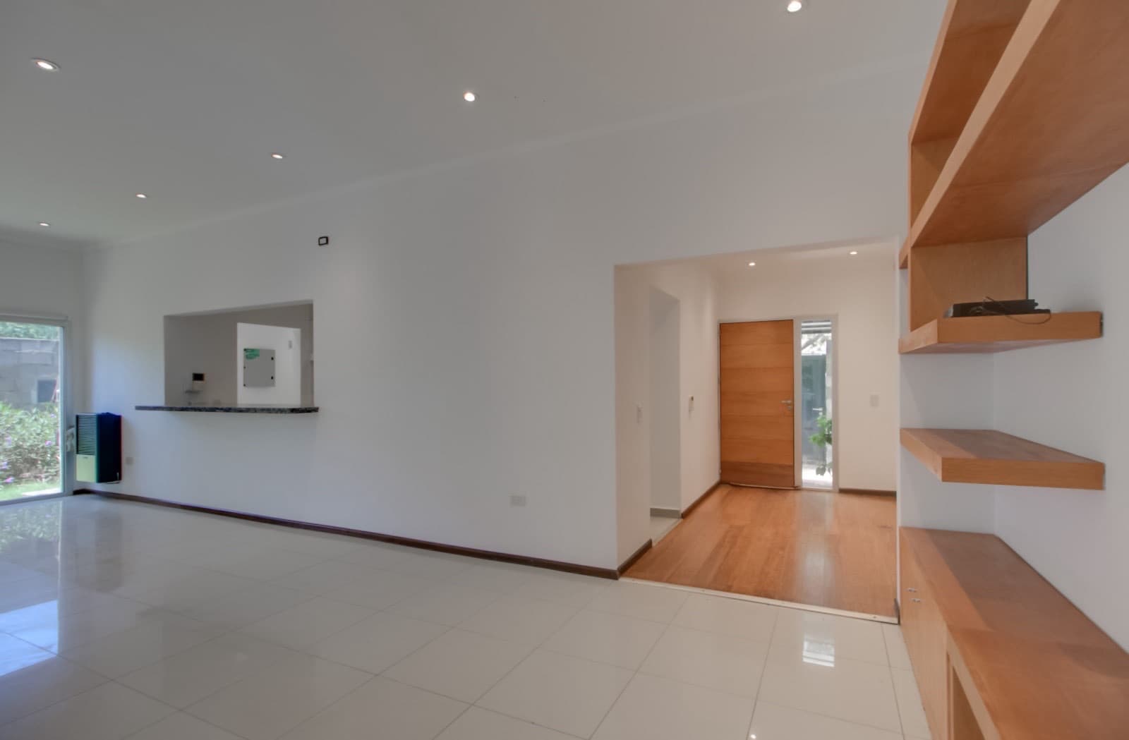 House for sale in the Don Carlos neighborhood: 132 bis and 508. 3 bedrooms, parking spaces, barbecue, garden, and pool.