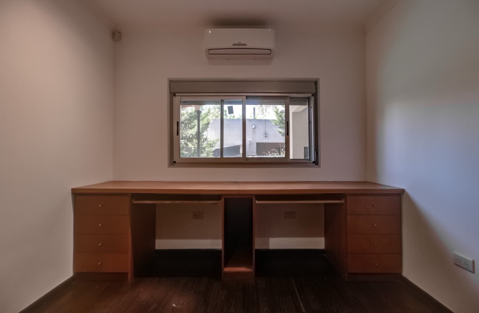 House for sale in the Don Carlos neighborhood: 132 bis and 508. 3 bedrooms, parking spaces, barbecue, garden, and pool.