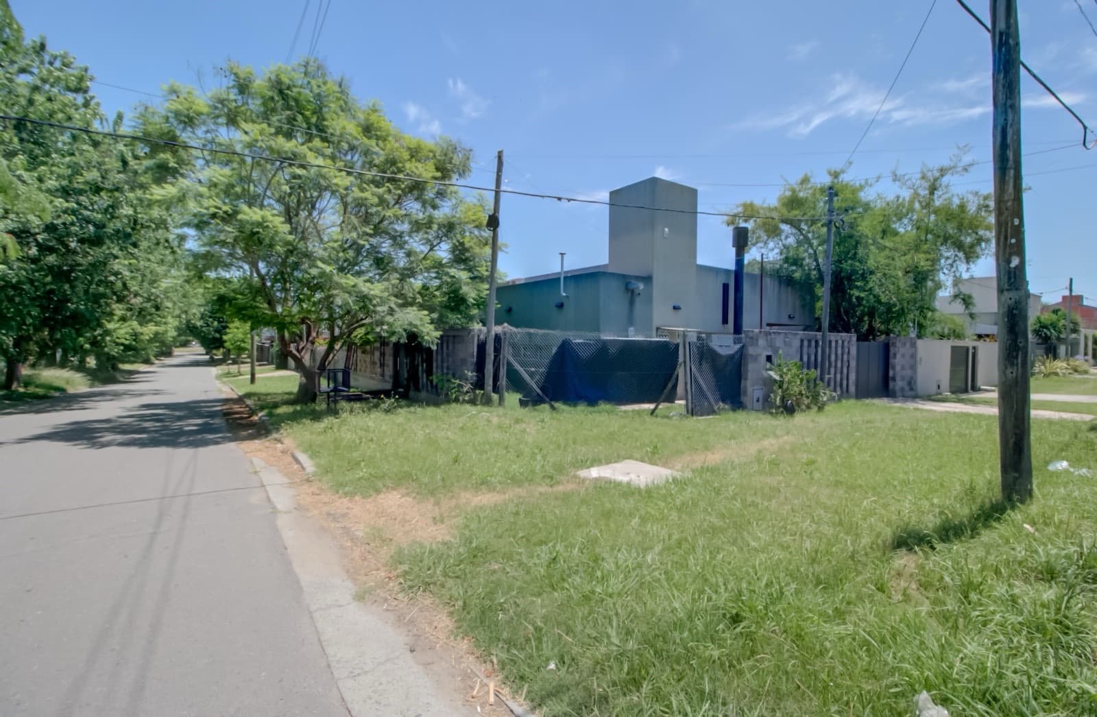 House for sale in the Don Carlos neighborhood: 132 bis and 508. 3 bedrooms, parking spaces, barbecue, garden, and pool.