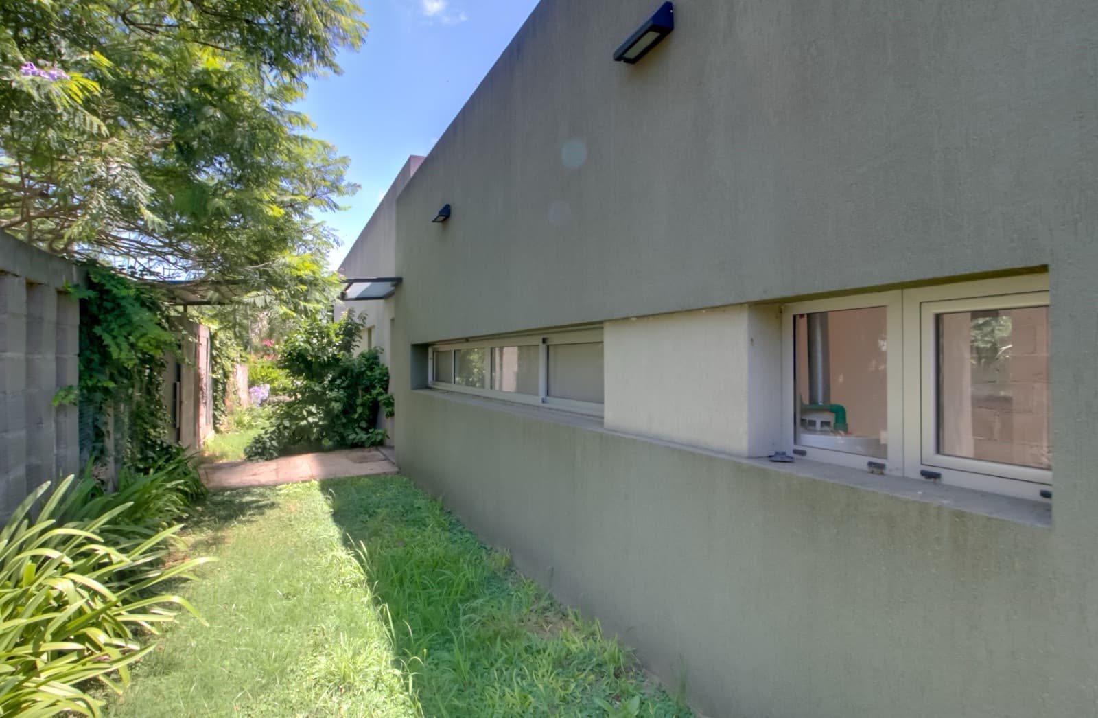 House for sale in the Don Carlos neighborhood: 132 bis and 508. 3 bedrooms, parking spaces, barbecue, garden, and pool.
