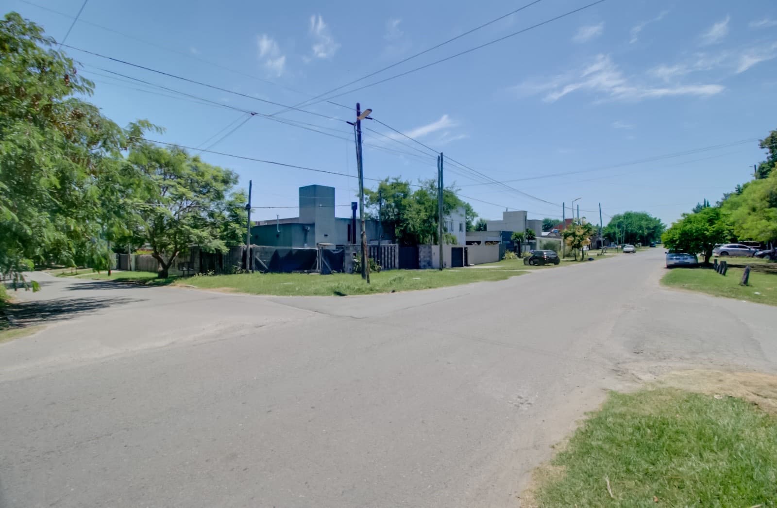 House for sale in the Don Carlos neighborhood: 132 bis and 508. 3 bedrooms, parking spaces, barbecue, garden, and pool.